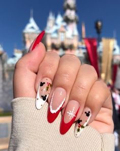 #christmas #christmasnails #christmasnailideas #winternails #winternailarts Disney Christmas Nails, Disneyland Nails, Disney Inspired Nails, Disney Acrylic Nails, Mickey Nails, Red Christmas Nails, Cute Christmas Nails, Christmas Gel Nails, Her Nails