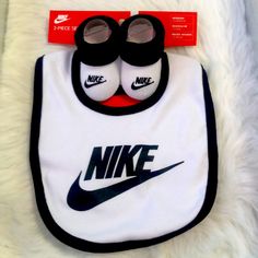 Nike Bib And Shoe Set For Newborn. Brand New Baby Clothes Nike, Baby Accesories, Baby Nike, Grey Booties, Black And White Baby, Baby Kids Clothes, Nike Outfits, Cute Baby Clothes