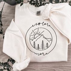 Camping Sweatshirt Ideas, Mountain Shirt Design, Cricut Sweatshirt Ideas, Camp Tshirt Designs, Hiking Sweatshirt, Camping Sweatshirt, Travel Sweatshirt, T Shirt Press, Camping Shirts