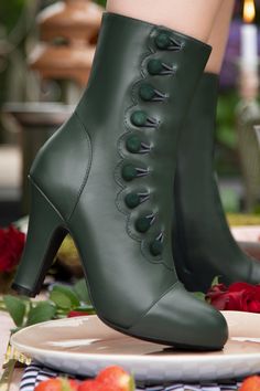 Green leather boots with buttons down the side and 10 cm heels. Ankle Boots Winter, Button Boots, Boots Plus Size, Party Outdoor, Winter Ankle Boots, Booties Ankle Boots, Blue Pumps, Office Shoes