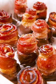 bacon chocolate roses on a white plate with the title above it reads bacon chocolate roses