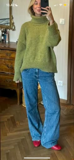 Scandinavian Fashion Colorful, Cold Spring Outfit Aesthetic, Quirky Sweaters, Clubbing Outfits Nightclub Classy, Ireland Outfits Summer, 90s Cardigan Outfit, Old Women Outfits, Italian Street Fashion, Cold Winter Outfits Aesthetic