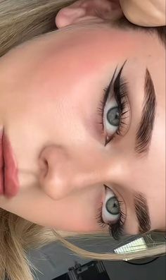 Double Eyeliner Makeup, Double Liner Eye Makeup, Snatched Eyeliner, Fishtail Eyeliner, Eyeliner Styles Aesthetic, White Under Eyeliner, Eyeliner Makeup Aesthetic, Priscilla Makeup, Clubbing Makeup