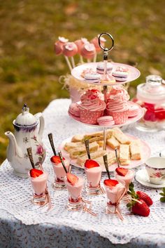 Bubble and Sweet: Once upon a time....... Strawberry white chocolate pot recipe and Forest tea party Tea Party Menu, Dessert Shots, Cake Mini, Girls Tea Party, Afternoon Tea Parties, Tea Party Garden