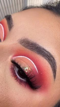 Red Makeup Looks Tutorial, Red Eyeshadow Looks Tutorial, Eye Makeup For Christmas, Cute Crease Eyeshadow, Cute Red Eyeshadow Looks, Red Eyeshadow Makeup Tutorial, Red Christmas Eyeshadow Looks, Eyeshadow Red Looks, How To Eye Shadow