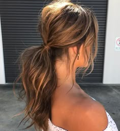 1,262 gilla-markeringar, 25 kommentarer - Emma Chen (@emmachenartistry) på Instagram: "I used a mixture of @urban_tribe_au sea salt spray , dry shampoo and firm hair spray to create…" Messy Ponytail Hairstyles, Messy Ponytail, A Ponytail, Medium Length Hair, Brunette Hair, Length Hair