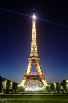 the eiffel tower lit up at night