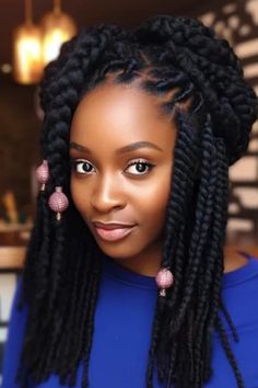 Introducing jumbo crochet braids with a side part—a daring and chic style that gives crochet braids a contemporary spin. The style is done in a side part and consists of large voluminous braids, which make it look stunning. Click here to check out more trending crochet braids styles this year. Braids With A Side Part, Jumbo Crochet