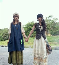 Pale Indie Outfits, Layered Long Dress Outfit, Yaelokre Inspired Outfits, Natural Style Aesthetic, Mint And Brown Outfit, Poor Clothes Outfits, Winter J Fashion, Hippie Inspo Outfit, Mori Kei Winter