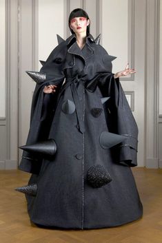 El arte y la creatividad se agudizan en tiempos de pandemia (así lo demuestra la nueva colección de alta costura de Viktor & Rolf) | Para Ti Collection Couture, Couture Looks, Viktor Rolf, Fashion Show Images, Viktor & Rolf, Live Fashion, Fashion Line, Couture Collection