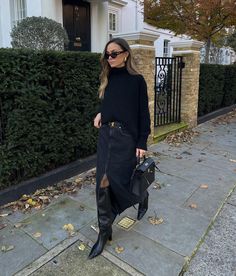 Outfit Pollera Larga, Black Denim Skirt Outfit Winter, Edinburgh Fall, Argentina Outfit, London Fall Outfits, Denim Skirt Winter, Autumn Style Inspiration, Black Denim Skirt Outfit, Skirt Outfit Fall