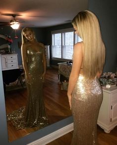 Glamourous Gold Dress, Gold Shiny Long Dress, Gold Prom Dress Accessories, Fitted Gold Prom Dress, Classy Prom Dresses Gold, Gold Prom Dress Blonde Hair, Simple Gold Prom Dress, Long Gold Dresses