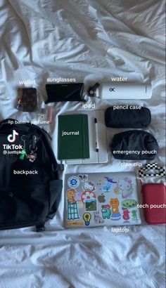 College Tiktok, College Must Haves, Everyday Bag Essentials, School Bag Essentials, Backpack Essentials, Tech Pouch, Inside My Bag, College Essentials