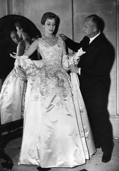 Кристиан Диор: суеверие кутюрье | Vogue Италия Christian Dior Gowns, Dior Gown, Jacques Fath, Satin Evening Gown, Aleister Crowley, French Fashion Designers, Costume Designer, Pierre Balmain