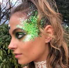 Makeup Competition, Glitter Face Makeup, Glitter Carnaval, Glitter Wallpaper Iphone, Glitter Makeup Tutorial, Alien Makeup