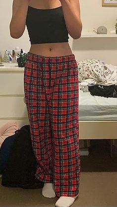 Pajama Pants Outfit, Christmas Outfit Aesthetic, Plaid Pants Outfit, Red Plaid Pants, Pajamas Aesthetic, Estilo Hipster, Pajama Outfit