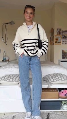 La Winter Outfits Casual, Outfit Inspo Cold Spring, Ivory Converse Outfit, Outfit Ideas Cold Spring, Casual Cold Spring Outfit 2024, Smart Summer Casual Women, Spring Outfits 2024 Cold, Seattle March Outfit, Spring Outfits 2024 School