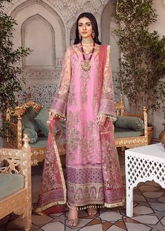 Pakistani Party Wear, Pakistani Designer Suits, Pakistani Salwar Kameez, Salwar Kameez Designs, Fabric Stores Online, How To Look Classy, Pakistani Fashion, Pakistani Dresses, Salwar Kameez