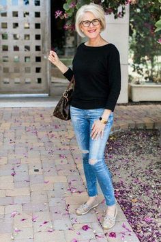 Fall Looks for Older Women 26 Ideas: Embrace Style and Elegance This Autumn Minimalisticky Chic, Mode Over 50, Holey Jeans, Mode Ab 50, Stylish Outfits For Women Over 50, Over 60 Fashion, Stylish Summer Outfits, Outfit Jeans, 60 Fashion