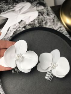 Add a touch of natural elegance to your bridal look with our handcrafted Orchid Hair Clip. This exquisite piece features a delicate white orchid bloom adorned with pearls, creating a stunning vintage-inspired accessory. Each hairpin is carefully crafted to bring a unique, custom-designed element to your special day. Our Orchid Hair Clip is the perfect complement to any bridal hairstyle, whether you're wearing your hair up in an elegant bun or letting loose waves flow. The combination of the white orchid and pearls exudes a timeless charm, making it an ideal choice for a vintage-themed wedding. Not only does this hairpin add a touch of romance to your ensemble, but it also serves as a beautiful keepsake from your special day. Handmade with love, it captures the natural beauty of orchids, sy Orchid Hair Piece, Orchid Headpiece, White Orchids Wedding, White Orchid Wedding, Orchid Hair, Hair Clip Wedding, Elegant Bun, Orchid Wedding, Vintage Wedding Theme