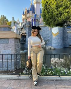 15 Disneyland Outfit Ideas for Moms: Stylish and Comfortable Tips Sixflags Outfit Summer, Disney Baddie Outfits, Disney Fall Outfit Ideas, Disney Outfits Women October, Disney Outfit Inspo Fall, Disney Outfits Casual, Warm Disney Outfits, Disney Casual Outfits, Disney Plus Size Outfits