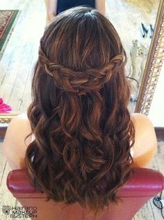 Formal hairstyle Partial Updos For Short Hair, Bread Hairstyles, Short Hair Veil, Roman Hair, Hair Veil, Updos For Short Hair, Graduation Hair, 8th Grade Graduation, Braided Half Up