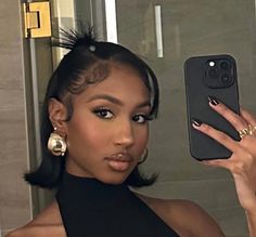 Brown Makeup Ideas, Silkpress Hairstyles, Silk Press Hairstyles, Coloured Wigs, Gold Chunky Earrings, Braids Weave, Selfies Aesthetic, Short Hairstyle Ideas, Relaxed Hairstyles