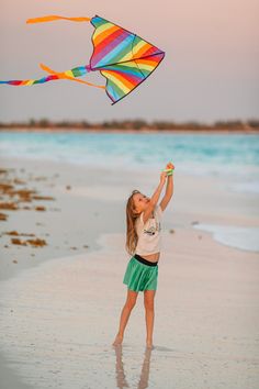 Descarga más fotos de stock Premium en Freepik Outdoor Event Ideas, Dragon Kite, Seasons In The Sun, Activities For All Ages, Kids Inspo, Art Deco Fabric, Beach Family Photos, Photography Competitions, Cat Coloring Page