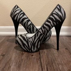 Size 6 Sparkly Zebra 5” High Heel Shoes. Never Worn And In Great Condition! All Black Vans Outfit, 2010 Heels, Black Vans Outfit, Crazy High Heels, Outfit Store, All Black Vans, 1950s Shoes, 60’s Fashion