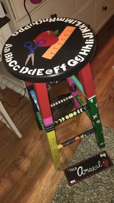 a stool made out of crayons with scissors on it that says, create after quim