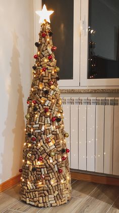 Árvore de Natal com rolhas de cortiça Wine Christmas Tree, Wine Cork Diy Projects, Wine Cork Crafts Christmas, Cork Diy Projects, Cork Crafts Christmas, Wine Cork Diy Crafts, Wine Cork Projects, Wine Cork Diy, Wine Cork Art