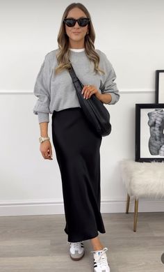 Winter Long Skirt Outfit, Black Slip Skirt Outfit, Black Midi Skirt Outfit, Sweater Skirt Outfit, Long Skirt Winter, Black Straight Skirt, Ny Outfits, Winter Skirt Outfit, Maxi Skirt Outfits