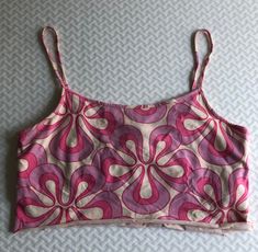 ⚡️Vintage GAP floral crop top  -Good pre-owned condition -As is, I don't alter or wash after purchase so you get that authentic thrifted feel🌟 -Size M -Extra inner bra cloth inside top (see in pics!) -Looks like it was made in maybe early 2000's 90s Style Tank Crop Top For Summer, Pink Sleeveless Y2k Crop Top, Spring Graphic Print Tank Crop Top, Y2k Printed Tank Top For Spring, 90s Style Fitted Sleeveless Crop Top, Fitted Sleeveless 90s Crop Top, Vintage Summer Crop Top With Graphic Print, Vintage Graphic Print Summer Crop Top, Vintage Graphic Print Crop Top For Summer