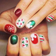 Disney Christmas Manicure, Christmas Nail Designs Disney, Disney Christmas Dress, Disney Christmas Nail Art Designs, Mickey Mouse Christmas Nails Design, Disney Christmas Pedicure, Disney Christmas Gel Nails, Christmas Disney Nails Short, Mickey Nails Christmas