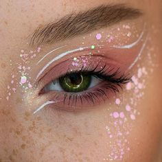 Glitter No Rosto, Alt Hippie, Festival Make Up, Elf Costume, Makijaż Smokey Eye, Fairy Makeup, Creative Eye Makeup