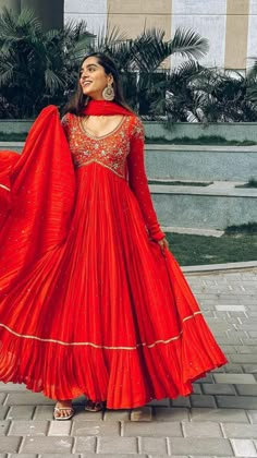 Pakistani Anarkali, Georgette Gown, Trendy Outfits Indian, Gown With Dupatta, Long Gown Design, Anarkali Dress Pattern, Traditional Indian Outfits, Indian Gowns Dresses, Trendy Dress Outfits