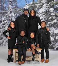 All Black Family Christmas Pictures, Black Christmas Family Photoshoot, All Black Christmas Pictures, Red And Gold Christmas Family Photos, Black Families Photoshoot, Family Photos In Black Outfits, Fall Black Family Pictures Outfits