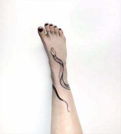 foot tattoos, foot tattoos for women, butterfly foot tattoo, foot tattoo ideas, flower foot tattoo, girly foot tattoos, ankle foot tattoos, small foot tattoos, foot tattoos for girls, rose foot tattoo, side foot tattoos, bottom of foot tattoo, female foot tattoos #foottattoo #womentattoo #ankletattoo Snake Foot Tattoo, Star Foot Tattoos, Foot Tattoo Ideas, Tattoos Foot, Small Foot Tattoos, Shoulder Tats, Tattoo Off