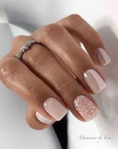 This post has 21 New Year's Eve Nails that are sparkly and super trendy! New Year's is a time to sparkle and shine and you can go all-out on your nail designs with these sparkle-inspired nail ideas. Sparkly New Year's Eve Nails That Are Super Trendy These New Year's Eve Nail ideas are easy to Simple Dip Powder Nails, Formal Nail Designs, Nails Square Oval, Short Nails Square, New Year's Eve Nails, Short Round Nails, Short Oval Nails, Formal Nails