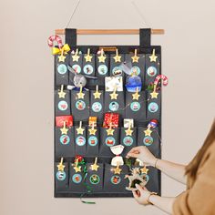 🎅 Scope of delivery: 1x felt fabric advent calendar (70 cm x 50 cm) with 24 pockets 24x wooden numbers (No. 1-24) or numbers made of felt 1x round beech wood stick for hanging 1x cord for fastening 1 set of Advent calendar stickers (No. 1-24) 1 string of lights 🎅 Sustainable Advent calendar: This beautiful Advent calendar with a timeless design can be reused and passed on every year. Its minimalist design fits into any room. After Advent, it turns into a practical wall organizer. 🎅 Creativity and individuality: The HUGGYHOME Advent calendar offers plenty of space for gifts, whether small or large. It is also an ideal DIY project for young and old. Design the 24 bags according to your own taste, with stickers or wooden numbers. Your creativity knows no limits. 🎅 High-quality workmanship Advent Calendar Stickers, Advent Calendar Felt, Advent Calendar With Pockets, Big Pocket Advent Calendar, Vintage Felt Advent Calendar, Fabric Advent Calanders, Felt Numbers, Advent Calendar Fabric, Felt Advent Calendar