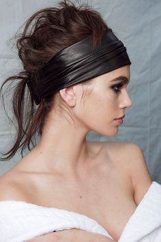 Trendy We Fryzurach, Leather Headband, Leather Headbands, Mom Hairstyles, Top Makeup Products, Brooke Shields, Kaia Gerber, Cute Hairstyles For Short Hair, Low Ponytail