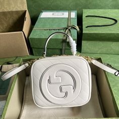 With a full set of original green box packaging Gucci Blondie series handbag. The circular interlocking double G from the brand's archive design ingeniously interprets the Gucci Blondie series. Classic pieces from the Gucci Blondie collection, such as the shoulder bag with handle and the cross-body bag, are detailed with delicate leather patches, revisiting the brand's heritage. White leather with round interlocking G leather patch, handle (8 cm high) and shoulder strap (52 cm high) with round i Green Box Packaging, Gg Marmont Bag, Lv Purse, Green Box, Quilted Tote Bags, White Handbag, Lv Handbags, Orange Bag, Lv Belt