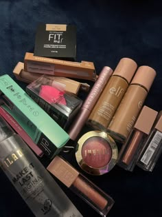 Flawless Face Makeup, Makeup Accesories, Makeup Is Life, Makeup Help, Face Makeup Tips, Colorful Eye Makeup, Makeup Needs