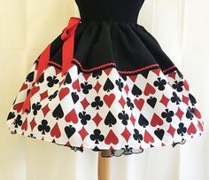 Card Costume, Hearts Dress, Stile Casual Chic, Heart Costume, Queen Of Hearts Costume, Lizzie Hearts, Alice In Wonderland Costume, Mad Hatter Hats, Wonderland Costumes