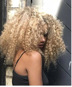 Summer Cowgirl, Dyed Curly Hair, Short Locs Hairstyles, Blonde Curly Hair, Dyed Hair Inspiration, Cowgirl Aesthetic, Dyed Natural Hair, Coily Hair, Curly Girl Hairstyles