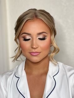 Discover the perfect bridal makeup looks. Explore stunning styles to enhance your natural beauty and radiate confidence on your special day. Glam Bride Makeup, Wedding Makeup For Blue Eyes, Wedding Eyes, Wedding Makeup Bride, Wedding Eye Makeup, Glam Wedding Makeup, Bridesmaid Hair Makeup, Bridal Makeup Natural, Formal Makeup