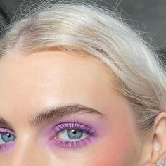 Purple Mascara Makeup, Purple Eye Makeup Blue Eyes, Purple Mascara Looks, Uk Makeup Looks, Lilac Eyeliner, Light Purple Makeup Looks, Lilac Makeup Look, Lilac Eye Makeup, Lilac Makeup