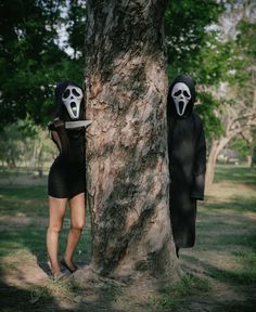 Halloween costume Scream Picture Couple, Ghost Face Family Photoshoot, Scream Costume Aesthetic, Couple Halloween Costumes Scream, Ghost Face Couples Photoshoot, Scream Mask Couple Photoshoot, Scream Mask Photoshoot Friends, Ghostface Photoshoot Friends, Ghost Face Photoshoot Couple