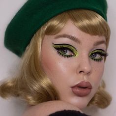 Retro Makeup Looks, 60’s Makeup, 60s Makeup, Retro Makeup, Retro Looks, Gaun Fashion