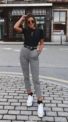 Bbq Outfits, White Sneakers Outfit, Checkered Pants, Fashion 90s, Paris Mode, Neutral Outfit, Plaid Pants